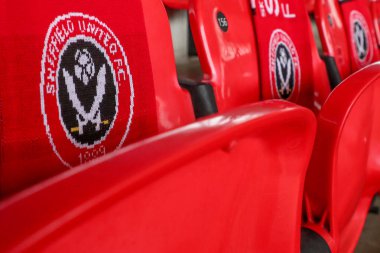 Sheffield United 'ın eşarpları 24 Mayıs 2025' te Wembley Stadyumu 'nda Sheffield United ile Sunderland arasındaki Sky Bet Şampiyonası final maçı öncesinde koltuklarda hazır bulundu.