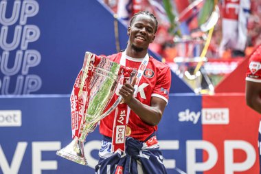 Charlton Athletic takımından Karoy Anderson, 25 Mayıs 2025 'te İngiltere' nin Wembley Stadyumu 'nda oynanan Charlton Atletizm ve Leyton Orient maçında kupayla birlikte poz verdi.
