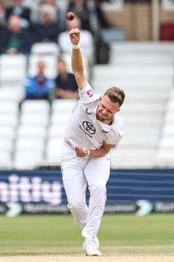 İngiltere 'den Sam Cook, 24 Mayıs 2025' te İngiltere 'nin Trent Bridge, Nottingham' da Zimbabwe 'ye karşı oynadığı Rothesay Test Maçı' nda topu teslim ediyor.