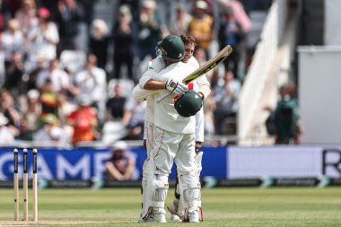 Zimbabwe 'den Brian Bennett, 23 Mayıs 2025' te İngiltere 'nin Trent Bridge, Nottingham' da Zimbabwe 'ye karşı oynadığı Rothesay Test Maçı' nda bir yüzyıl (100 koşu) kutluyor.