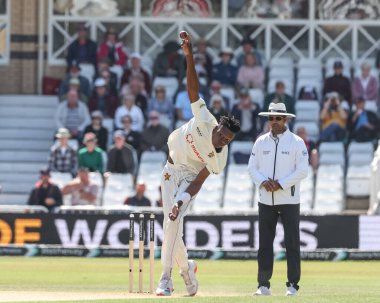 Zimbabwe 'den kutsanmış Muzarabani, 23 Mayıs 2025' te İngiltere 'nin Trent Bridge, Nottingham' da Zimbabwe 'ye karşı oynadığı Rothesay Test Maçı' nda topu teslim eder.