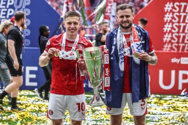 Charlton Athletic 'ten Greg Docherty ve Charlton Atletizm' den Macaulay Gillesphey, 25 Mayıs 2025 'te Wembley Stadyumu' nda oynanan Gökyüzü İddia Ligi 1 Playoff Finali Charlton Atletizm ve Leyton Orient maçında kupayla poz verdiler.