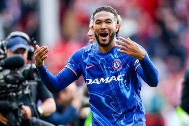 Chelsea Premier Lig maçının ardından Nottingham Forest Chelsea 'ye karşı 25 Mayıs 2025' te İngiltere 'nin Nottingham şehrinde oynanan City Ground maçında kazandığı galibiyet sonrasında Şampiyonlar Ligi' ndeki yerlerini kutluyor.