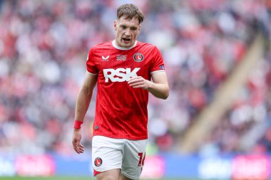 Charlton Athletic takımından Josh Edwards 25 Mayıs 2025 'te Wembley Stadyumu' nda Charlton Athletic ile Leyton Orient arasında oynanan final maçında