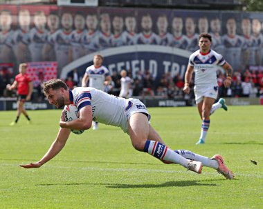 Wakefield Trinity 'den Josh Rourke, 25 Mayıs 2025' te Birleşik Krallık 'ın Wakefield Stadyumu' nda oynanan Betfred Süper Lig karşılaşmasında Wakefield Trinity, Salford Red Devils 'e karşı bir deneme yaptı.