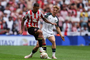 Sheffield United takımından Vinicius Souza 24 Mayıs 2025 'te Wembley Stadyumu' nda Sheffield United ile Sunderland arasındaki final maçında topu ayaklarının dibine aldı.