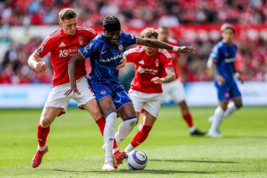 Nottingham Ormanı 'ndan Elliot Anderson Premier League maçında Chelsea' li Noni Madueke ile birlikte Nottingham Forest 'in Chelsea' ye karşı oynadığı City Ground, Nottingham, İngiltere 'de 25 Mayıs 2025' te top için mücadele ediyor.