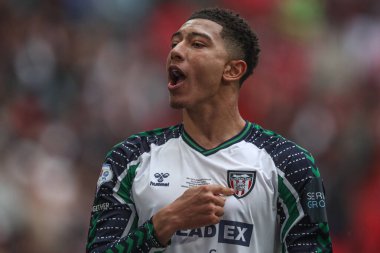 Sunderland 'dan Jobe Bellingham, 24 Mayıs 2025' te İngiltere 'nin Wembley Stadyumu' nda oynanan ve Sheffield United 'ın Sunderland' a karşı oynadığı final maçından sonra Premier Lig 'e geri dönüşünü kutluyor.