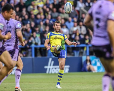 Warrington Wolves takımından Stefan Ratchford, 23 Mayıs 2025 'te oynanan Betfred Süper Lig karşılaşmasında Warrington Wolves' a karşı Hull KR 'nin oynadığı Halliwell Jones Stadyumu, Warrington, İngiltere' de oynanan karşılaşma sırasında maç devam ediyor.