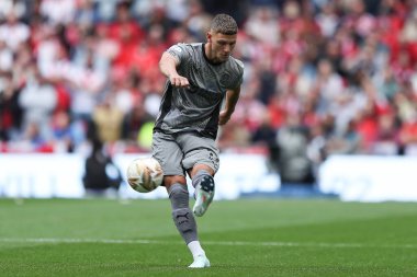 Leyton Orient takımından Jamie Donley, 25 Mayıs 2025 'te Wembley Stadyumu' nda oynanan Charlton Atletizm ve Leyton Orient final maçında pas veriyor.