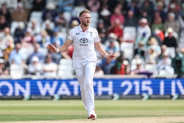 İngiltere 'den Sam Cook, 23 Mayıs 2025' te İngiltere 'nin Trent Bridge, Nottingham' da Zimbabwe 'ye karşı oynadığı Rothesay Test Maçı' nda tepki gösterdi.