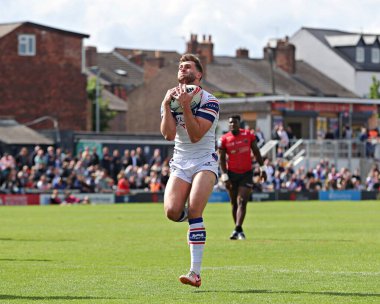 Wakefield Trinity 'den Josh Rourke, 25 Mayıs 2025' te, Wakefield, İngiltere 'deki DIY Kitchens Stadyumu' nda oynanan Betfred Süper Lig karşılaşmasında topu alıyor.