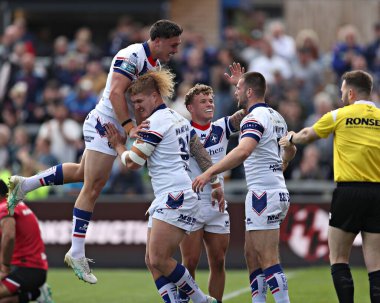 Wakefield Trinity 'den Mike McMeeken, 25 Mayıs 2025' te Birleşik Krallık 'ın Wakefield Stadyumu' nda oynanan Betfred Süper Lig karşılaşmasında Wakefield Trinity ile Salford Red Devils karşılaşmasını kutluyor.