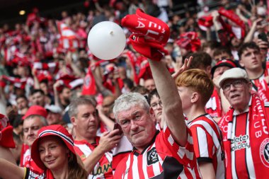 Sheffield United taraftarları 24 Mayıs 2025 'te Wembley Stadyumu' nda Sheffield United ile Sunderland arasında oynanan final maçında Sky Bet Şampiyonası finalini izlediler.