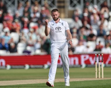 İngiltere 'den Gus Atkinson, İngiltere' nin Trent Bridge, Nottingham, İngiltere 'de 23 Mayıs 2025 tarihli Rothesay Test Maçı 2.