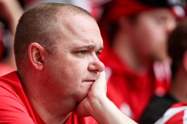 Sheffield United taraftarı 24 Mayıs 2025 'te İngiltere' nin Wembley Stadyumu 'nda Sheffield United ile Sunderland arasındaki final maçında endişeli bir şekilde izliyor.