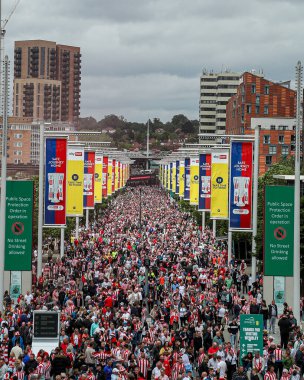 Wembley Stadyumu 'na gelen taraftarlar 24 Mayıs 2025' te İngiltere 'nin Wembley Stadyumu' nda Sheffield United ile Sunderland arasında oynanan final maçı öncesinde oynanacak.
