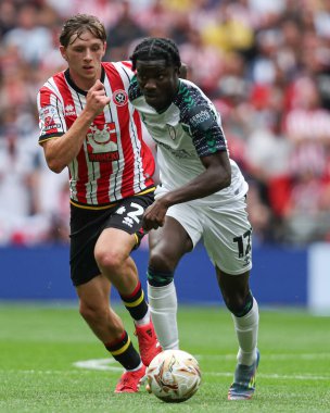 Sunderland 'dan Eliezer Mayenda, Sheffield United takımından Sydie Peck' i 24 Mayıs 2025 'te Wembley Stadyumu' nda Sheffield United 'ın Sunderland' a karşı oynadığı final maçında durdurdu.