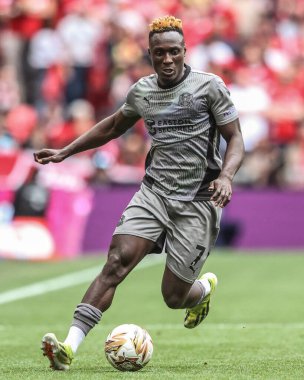 Leyton Orient takımından Daniel Agyei 25 Mayıs 2025 'te Wembley Stadyumu' nda Charlton Athletic ile Leyton Orient arasında oynanan final maçında