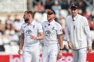 İngiltere 'den Gus Atkinson, 23 Mayıs 2025' te İngiltere 'nin Nottingham kentindeki Trent Köprüsü' nde oynanan Rothesay Test Maçı 2.