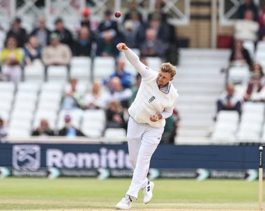 İngiltere 'den Joe Root, 24 Mayıs 2025' te İngiltere 'nin Trent Bridge, Nottingham' da Zimbabwe 'ye karşı oynadığı Rothesay Test Maçı' nda topu teslim ediyor.