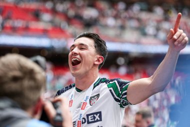 Sunderland 'dan Dan Neil, 24 Mayıs 2025' te Wembley Stadyumu 'nda oynanan ve Sheffield United' ın Sunderland 'a karşı oynadığı final maçından sonra Premier League' e terfi edilişini kutluyor.