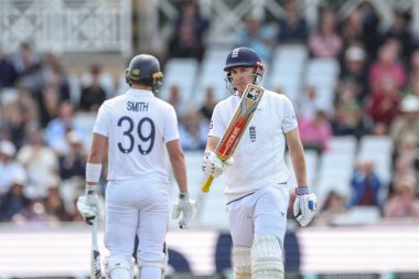 İngiltere 'den Harry Brook, İngiltere' nin Trent Bridge, Nottingham 'da Zimbabwe' ye karşı oynadığı Rothesay Test Maçı 'nda (50 koşu) yarım yüzyıl (50 koşu) kutluyor.