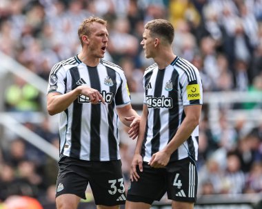 Newcastle United takımından Dan Burn, İngiltere 'nin Newcastle şehrinde oynanan Premier League maçı sırasında Newcastle United ile Everton maçında Newcastle United' a talimat verdi.