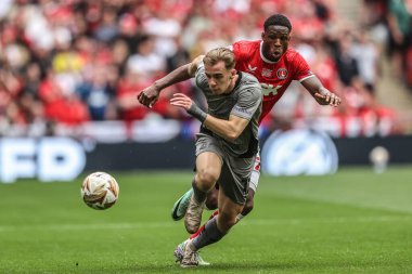 Charlton Atletizm takımından Thierry Small ve Leyton Orient takımından Jack Currie, 25 Mayıs 2025 'te Wembley Stadyumu' nda oynanan 1.