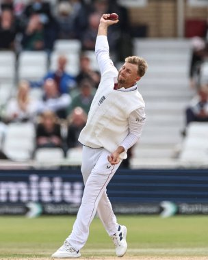 İngiltere 'den Joe Root, 24 Mayıs 2025' te İngiltere 'nin Trent Bridge, Nottingham' da Zimbabwe 'ye karşı oynadığı Rothesay Test Maçı' nda topu teslim ediyor.