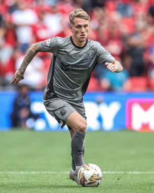 Leyton Orient takımından Ethan Galbraith 25 Mayıs 2025 'te Wembley Stadyumu' nda Charlton Athletic ile Leyton Orient arasında oynanan final maçında