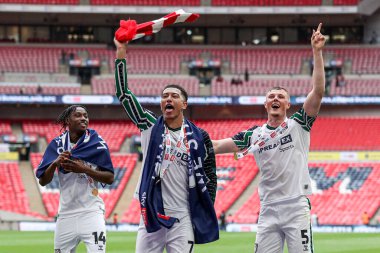 Sunderland 'dan Jobe Bellingham, 24 Mayıs 2025' te İngiltere 'nin Wembley Stadyumu' nda oynanan ve Sheffield United 'ın Sunderland' a karşı oynadığı final maçından sonra Premier Lig 'e geri dönüşünü kutluyor.