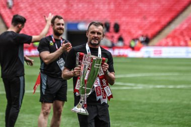 Charlton Atletizm takımının teknik direktörü Nathan Jones, 25 Mayıs 2025 'te Wembley Stadyumu' nda oynanan Charlton Atletizm ve Leyton Orient maçında, Sky Bet 1 playoff final maçında kupa sahibi oldu.
