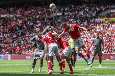 Charlton Athletic takımından Lloyd Jones, 25 Mayıs 2025 'te İngiltere' nin Wembley Stadyumu 'nda oynanan Charlton Athletic - Leyton Orient maçında topu köşeden aldı.