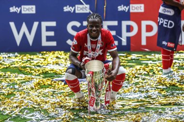 Charlton Athletic takımından Karoy Anderson, 25 Mayıs 2025 'te İngiltere' nin Wembley Stadyumu 'nda oynanan Charlton Atletizm ve Leyton Orient maçında kupayla birlikte poz verdi.