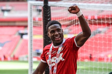 Charlton Athletic takımından Thierry Small, 25 Mayıs 2025 'te İngiltere' nin Wembley Stadyumu 'nda oynanan Charlton Atletizm ve Leyton Orient maçında play-off finalini kazandı.