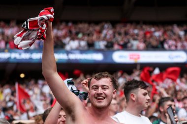 Sunderland taraftarı, 24 Mayıs 2025 'te Wembley Stadyumu' nda Sheffield United ile Sunderland arasında oynanan final maçından sonra Premier League 'e geri dönmeyi kutluyor.