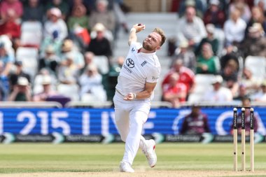 İngiltere 'den Sam Cook, 23 Mayıs 2025' te İngiltere 'nin Trent Bridge, Nottingham' da Zimbabwe 'ye karşı oynadığı Rothesay Test Maçı' nda topu teslim ediyor.