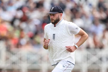 Rothesay Test Maçı 'nda İngiltere' den Gus Atkinson, İngiltere 'nin Trent Bridge, Nottingham' da Zimbabwe 'ye açtığı davada, 24 Mayıs 2025