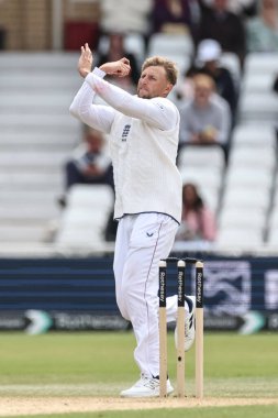 İngiltere 'den Joe Root, 24 Mayıs 2025' te İngiltere 'nin Trent Bridge, Nottingham' da Zimbabwe 'ye karşı oynadığı Rothesay Test Maçı' nda topu teslim ediyor.