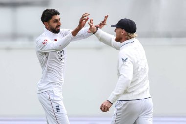 İngiltere kaptanı Ben Stokes, 24 Mayıs 2025 'te İngiltere' nin Nottingham kentindeki Trent Köprüsü 'nde oynanan Rothesay Test Maçı' nda Ben Curran 'ı İngiliz atıcı Shoaib Bashir ile yakalamayı kutluyor.