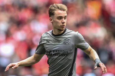 Leyton Orient takımından Jack Currie 25 Mayıs 2025 'te Wembley Stadyumu' nda Charlton Athletic ile Leyton Orient arasında oynanan final maçında