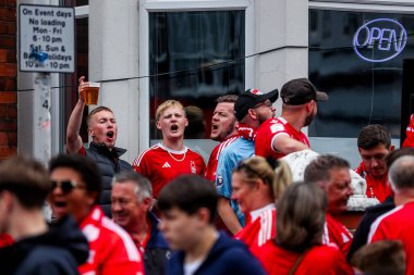 Taraftarlar Premier Lig maçından önce Nottingham Forest Chelsea 'ye karşı City Ground, Nottingham, İngiltere' de 25 Mayıs 2025 'te oynanan maçın keyfini çıkarıyorlar.