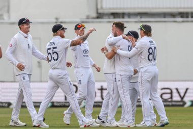 İngiltere 'den Harry Brook ve takım arkadaşları, 23 Mayıs 2025' te İngiltere 'nin Trent Bridge, Nottingham, İngiltere' de Zimbabwe 'ye karşı oynadığı Rothesay Test Maçı' nda Ben Curran 'ın kalesini kutladı.