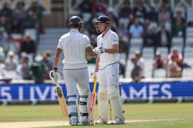 İngiltere kaptanı Ben Stokes, 23 Mayıs 2025 'te İngiltere' nin Nottingham kentindeki Trent Köprüsü 'nde oynanan Rothesay Test Maçı 2. İngiltere-Zimbabwe maçında İngiliz Harry Brook' u yumrukladı.