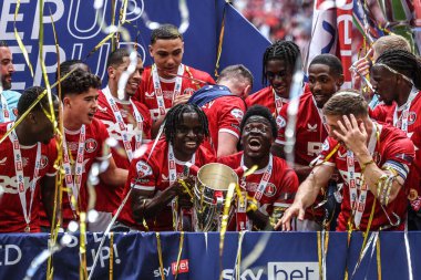 Charlton Athletic, 25 Mayıs 2025 'te Wembley Stadyumu, Londra' da oynanan ve Leyton Orient 'e karşı oynanan Sky Bet 1 playoff final maçında Lig Bir Playoff Final Kupası' nı kaldırdı.