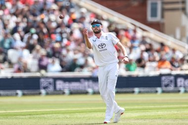 İngiltere 'den Gus Atkinson, 23 Mayıs 2025' te İngiltere 'nin Trent Bridge, Nottingham' da Zimbabwe 'ye karşı oynadığı Rothesay Test Maçı' nda topu iade ediyor.