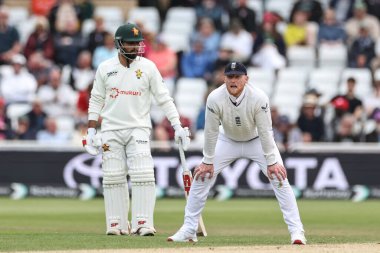 İngiltere kaptanı Ben Stokes, 24 Mayıs 2025 'te İngiltere' nin Trent Bridge, Nottingham, İngiltere 'de Zimbabwe' ye karşı oynadığı Rothesay Test Maçı 'na bakıyor.