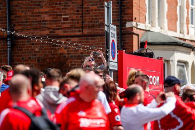 Taraftarlar Premier Lig maçından önce Nottingham Forest Chelsea 'ye karşı City Ground, Nottingham, İngiltere' de 25 Mayıs 2025 'te oynanan maçın keyfini çıkarıyorlar.