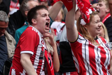 Sheffield United taraftarları 24 Mayıs 2025 'te İngiltere' nin Wembley Stadyumu 'nda Sheffield United ile Sunderland arasındaki final maçında 1-0 öne geçişi kutluyorlar.